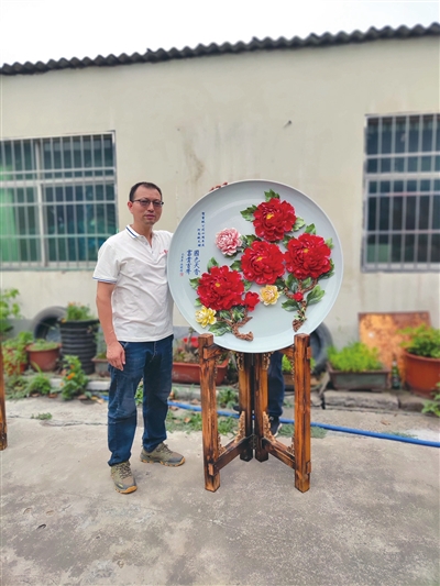 洛陽花開帝都牡丹瓷總經(jīng)理翟潤圈： 用瓷定格牡丹的***美瞬間